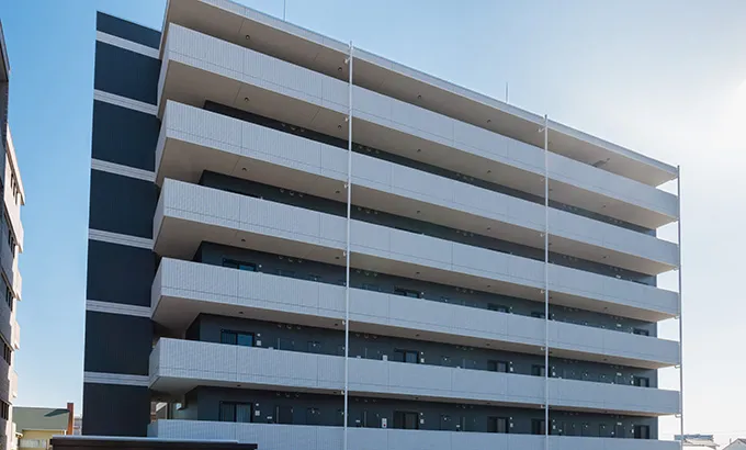 サンライト門田屋敷の建物外観。白と黒のコントラストが印象的な7階建てRC造マンション